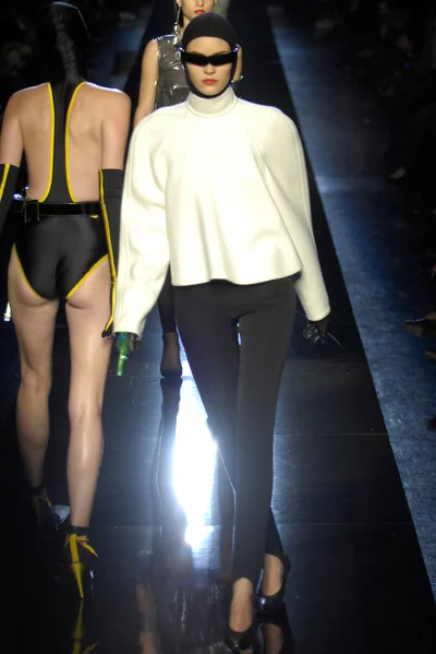 Look 3
